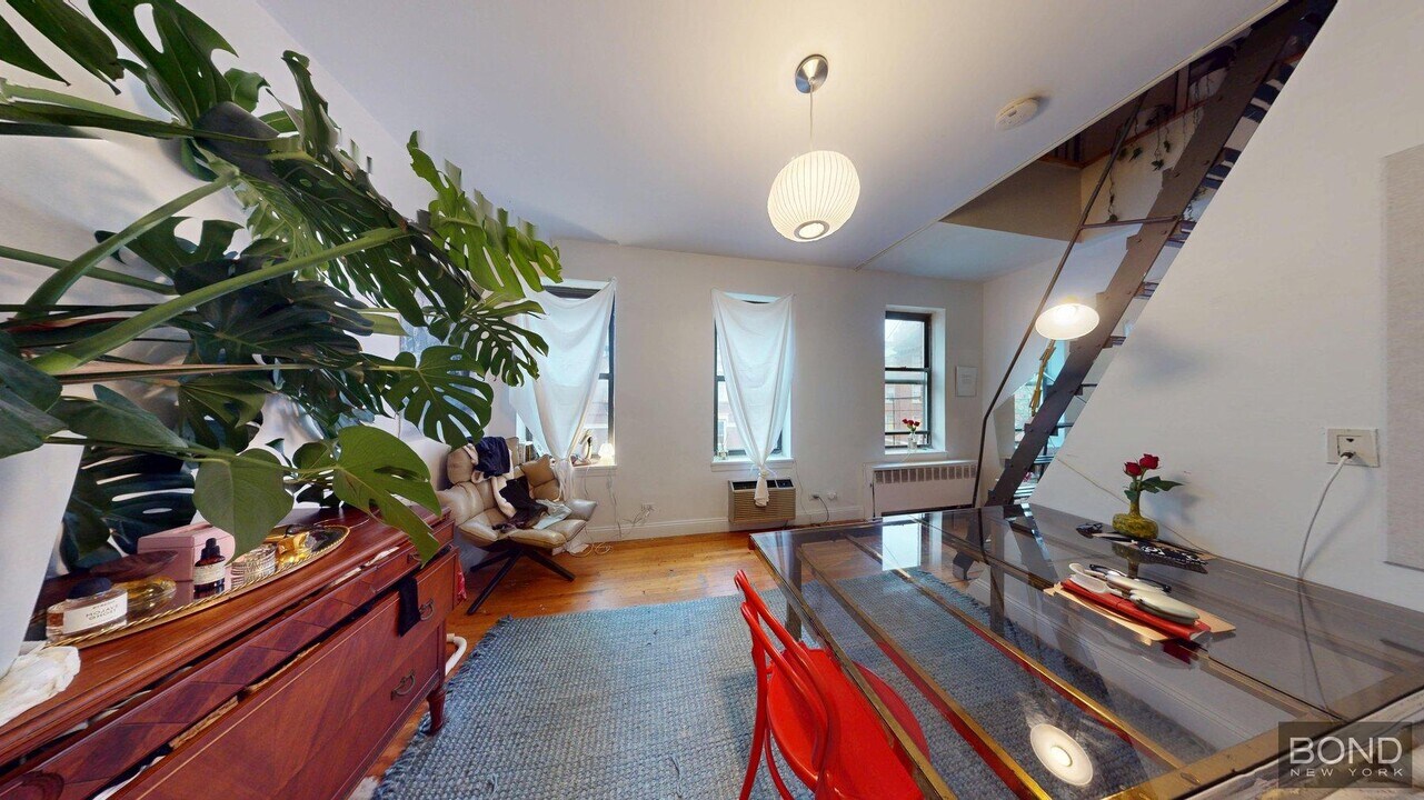 237 Sullivan St in Manhattan, NY - Building Photo