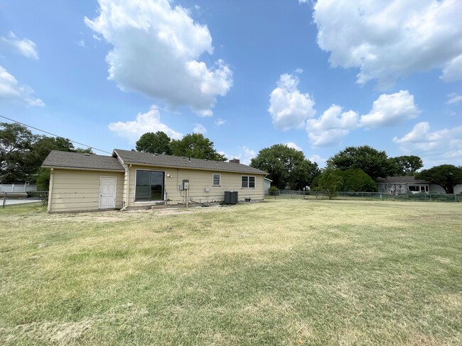 517 Meadowbrook Dr in Newton, KS - Building Photo - Building Photo