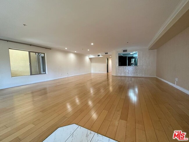 2435 Florencita Dr W in Montrose, CA - Building Photo - Building Photo