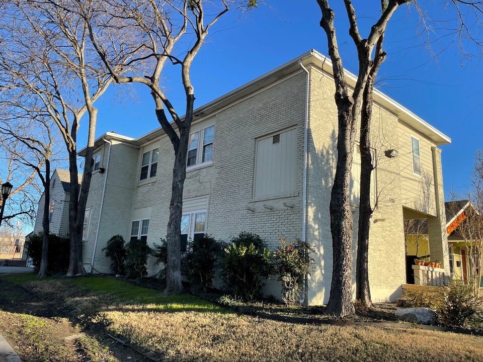 1201 S Lake St in Fort Worth, TX - Building Photo