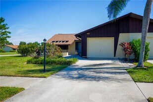 4779 Lakewood Blvd in Naples, FL - Building Photo