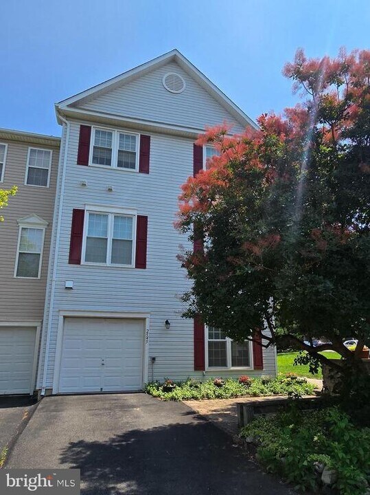 2545 Logan Wood Dr in Herndon, VA - Building Photo