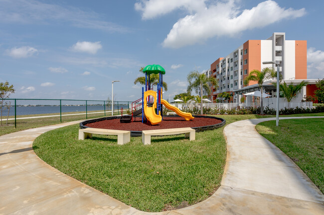 Village at Mangonia Lake in West Palm Beach, FL - Building Photo - Building Photo