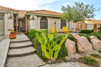 7641 Descanso Ln in Las Vegas, NV - Building Photo - Building Photo