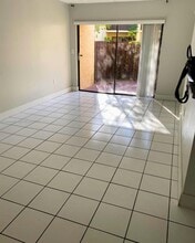 680 W Park Dr in Miami, FL - Foto de edificio - Building Photo