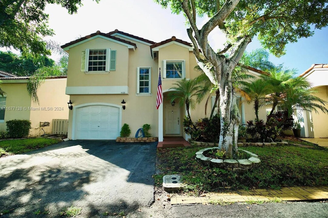 4420 NW 61st Pl in Coconut Creek, FL - Foto de edificio