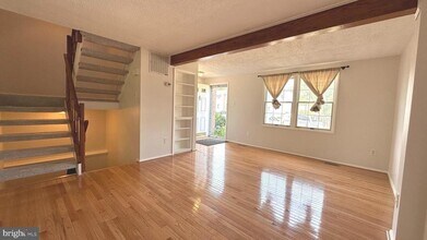 13566 Bentley Cir in Woodbridge, VA - Foto de edificio - Building Photo