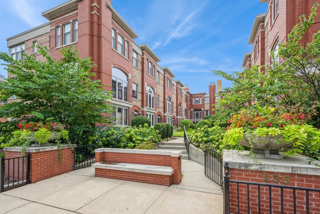 235 S Marion St in Oak Park, IL - Foto de edificio
