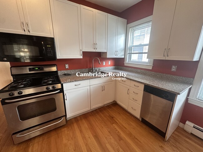 66 Kenmere Rd, Unit 2R in Medford, MA - Building Photo - Building Photo