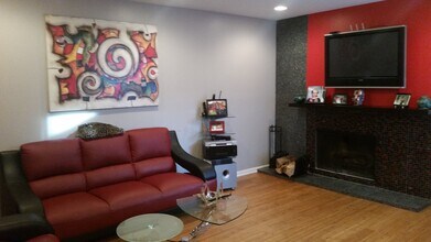 878 Swan Ln in Deerfield, IL - Building Photo - Building Photo
