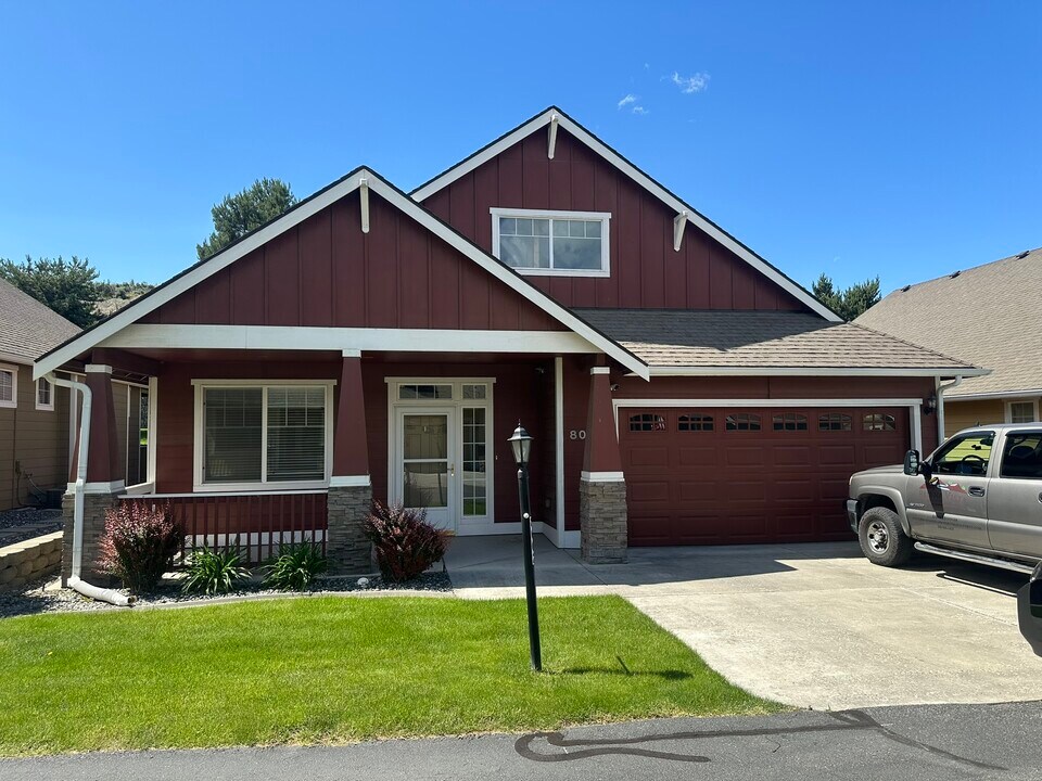 8002 W 21st Ave in Kennewick, WA - Building Photo