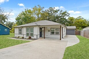 2106 N Galveston Ave in Pearland, TX - Building Photo