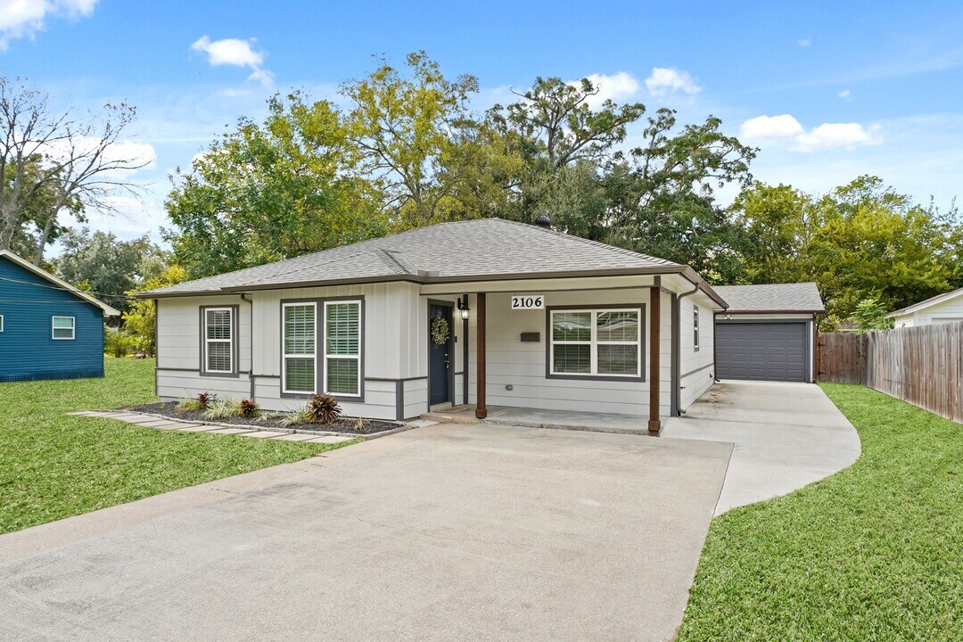 2106 N Galveston Ave in Pearland, TX - Foto de edificio