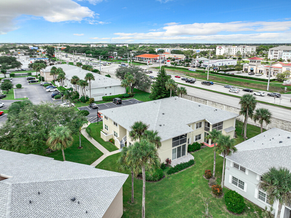 939 Sonesta Ave NE-Unit -204 in Palm Bay, FL - Foto de edificio