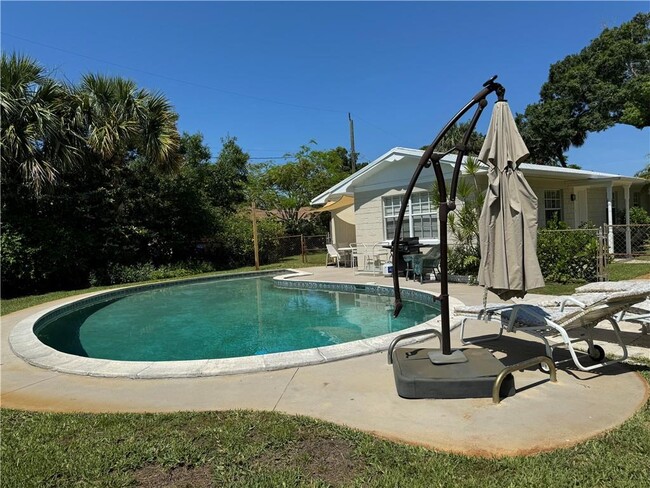 2015 15th Ln in Vero Beach, FL - Foto de edificio - Building Photo