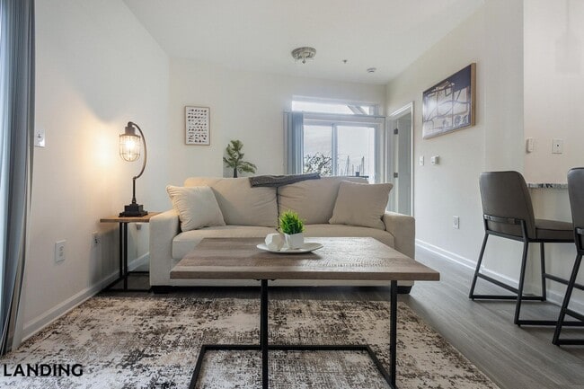 4921 Pretty Lake Ave, Unit 201 in Norfolk, VA - Foto de edificio - Building Photo