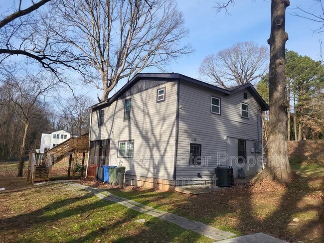 2308 Lakewood Ave SW in Atlanta, GA - Foto de edificio - Building Photo