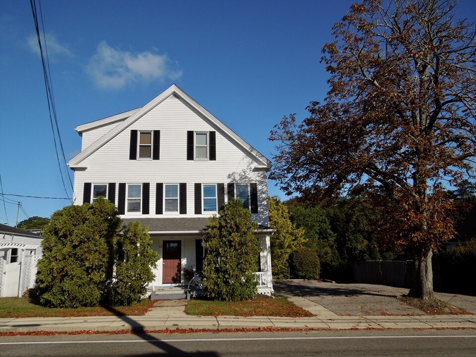 51 Samoset St-Unit -2 in Plymouth, MA - Building Photo