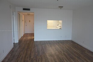 1400 NE 169th St in Miami, FL - Building Photo