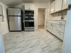 269 E Woodland Rd, Unit 1 in Lake Forest, IL - Building Photo