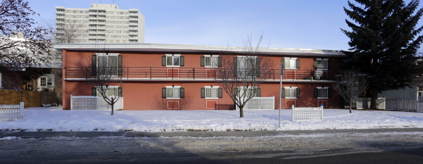 620 68th Ave SW in Calgary, AB - Building Photo