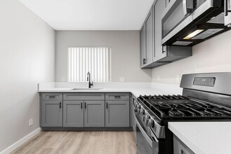 113 S Lillie Ave, Unit 201-05 in Fullerton, CA - Building Photo - Building Photo