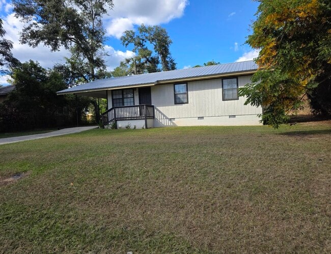 property at 195 SE Woodlawn St