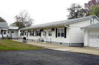 ST. CLAIR APARTMENTS in Hamilton, NJ - Foto de edificio - Building Photo