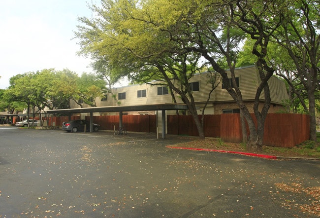 Le Montreaux in Austin, TX - Building Photo - Building Photo