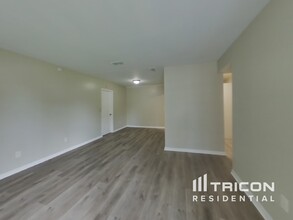 8419 Stillbrook Ave in Tampa, FL - Foto de edificio - Building Photo