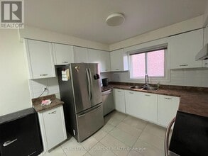 327 Evergreen Crescent in Oakville, ON - Building Photo - Building Photo