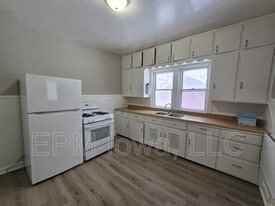 406 Locust St in Waterloo, IA - Building Photo