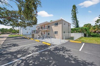 1771 Russell St S in St. Petersburg, FL - Foto de edificio - Building Photo