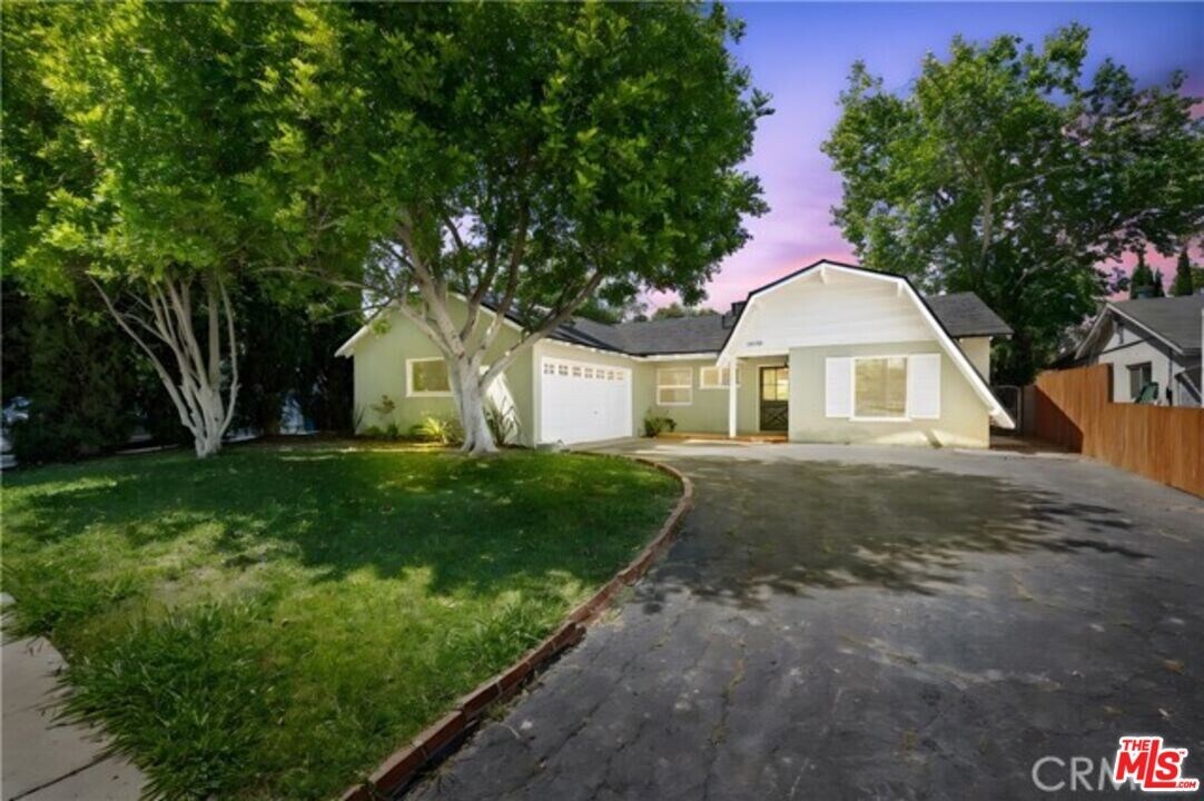 24155 Kittridge St in Los Angeles, CA - Building Photo
