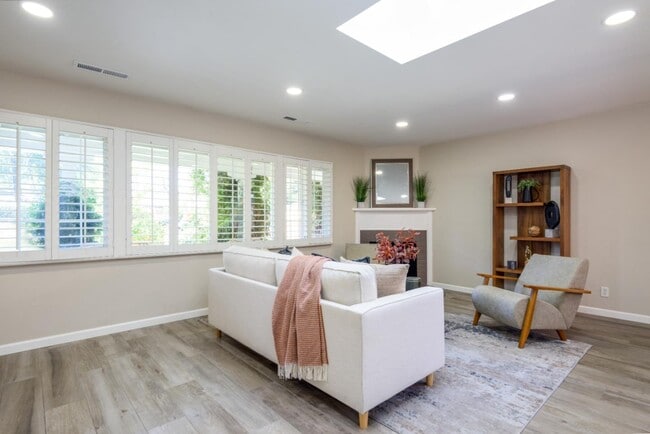 2023 Valparaiso Ave in Menlo Park, CA - Building Photo - Building Photo