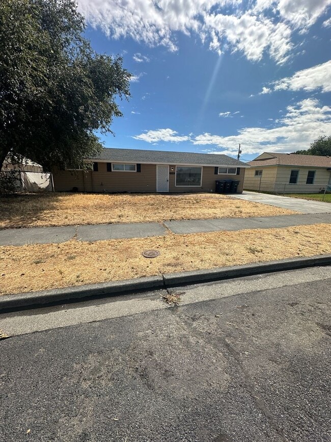 939 E Cherry Ave in Moses Lake, WA - Foto de edificio - Building Photo