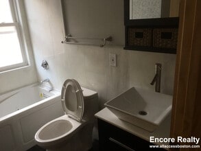 152 Winchester St, Unit 2 in Brookline, MA - Building Photo - Building Photo