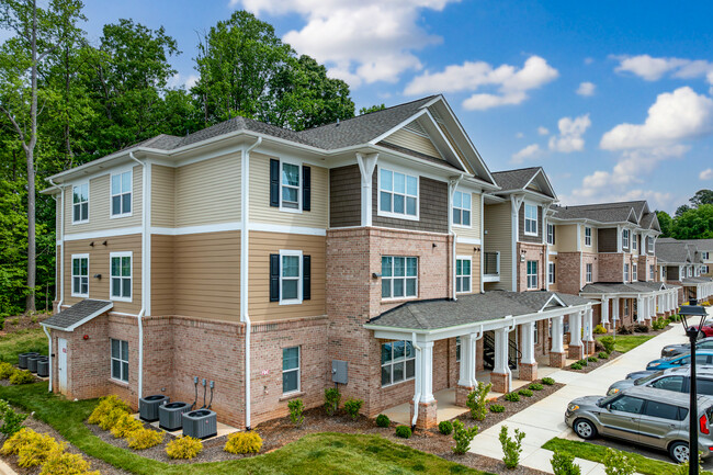 Forestdale Meadows in Burlington, NC - Foto de edificio - Building Photo