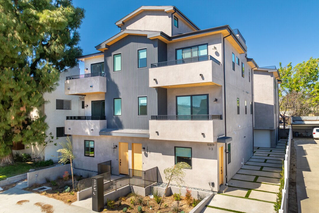 10819 Morrison St in North Hollywood, CA - Building Photo