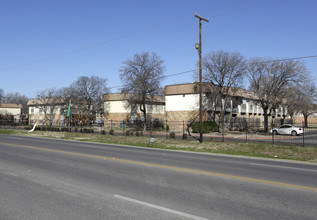 Oak Meadow Villa in San Antonio, TX - Foto de edificio - Building Photo