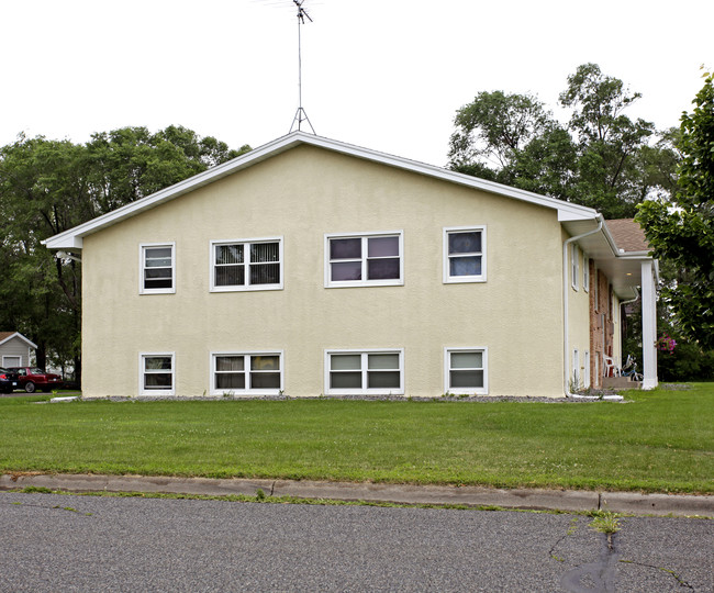 625 3rd St E in Monticello, MN - Foto de edificio - Building Photo