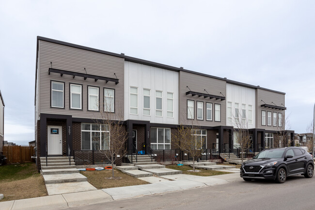 715 Savanna Landng NE in Calgary, AB - Building Photo - Building Photo