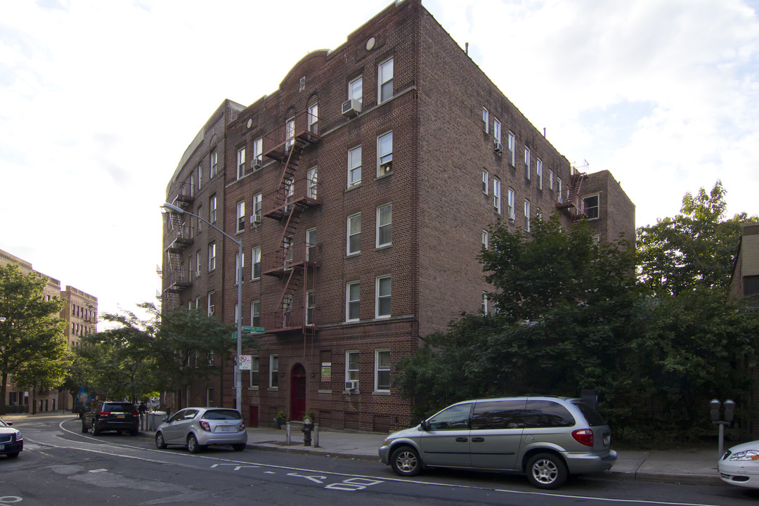 4582 Manhattan College Pky in Bronx, NY - Building Photo