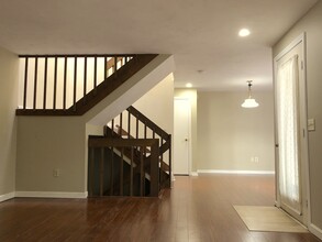 12 E Bluff Rd in Ashland, MA - Foto de edificio - Building Photo