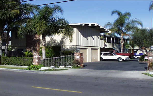 336 E 20th St in Costa Mesa, CA - Building Photo - Building Photo