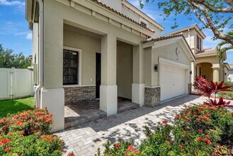 972 NE 193rd Terrace in Miami, FL - Building Photo - Building Photo