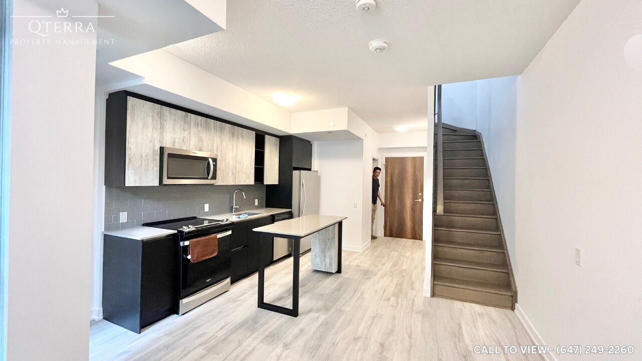 251 Manitoba St in Toronto, ON - Building Photo