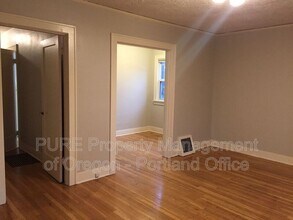 2415 SE Madison St in Portland, OR - Building Photo - Building Photo