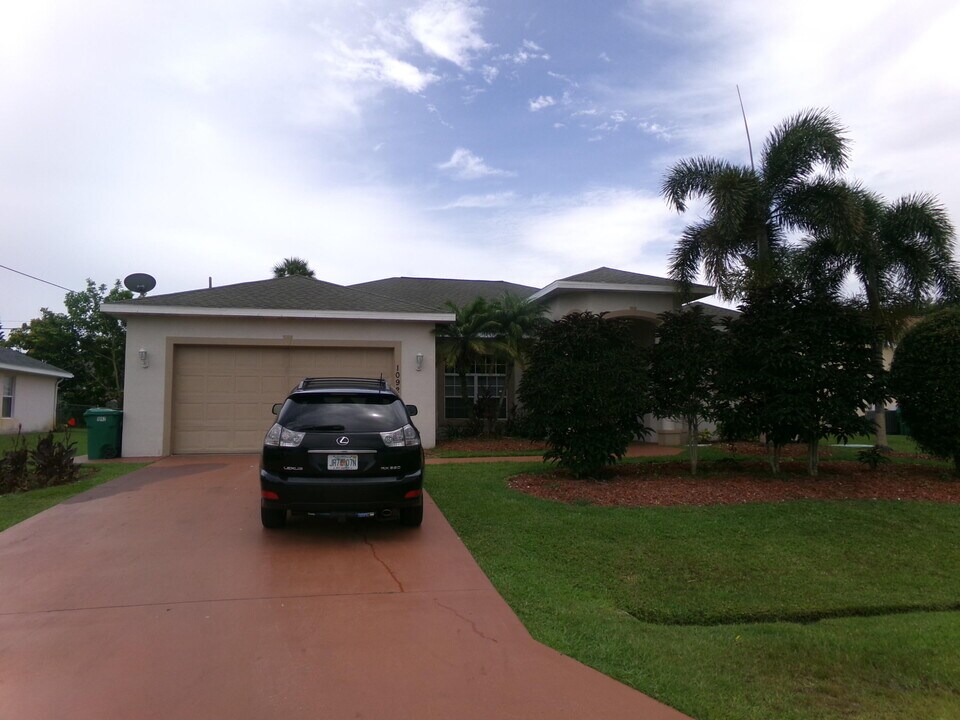 1092 SW Majorca Ave in Port St. Lucie, FL - Building Photo