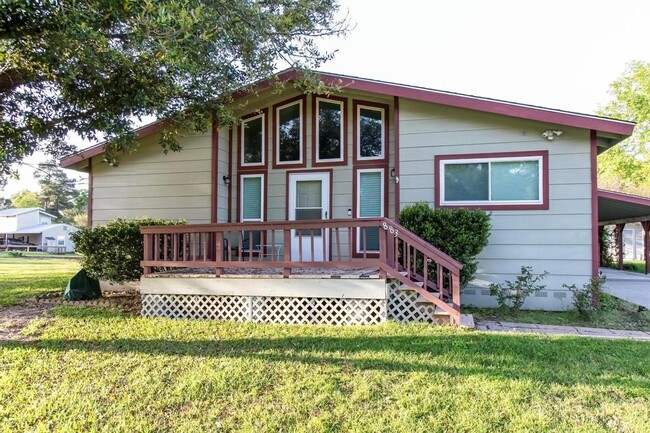 property at 883 Commodore Dr